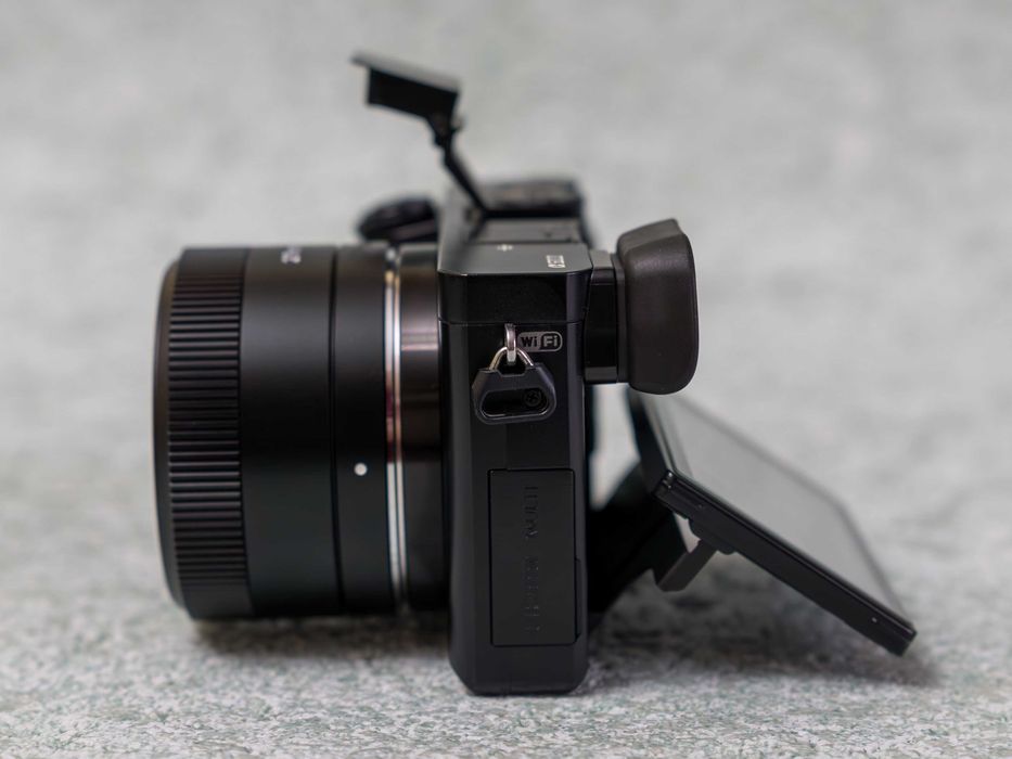 Sony a6000 + объектив AF f/2.8 27mm • APS-C 24,3 Мп • Wi-Fi • NFC