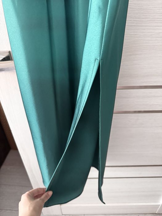 НОВА зелена атласна сукня s-m бренд must have