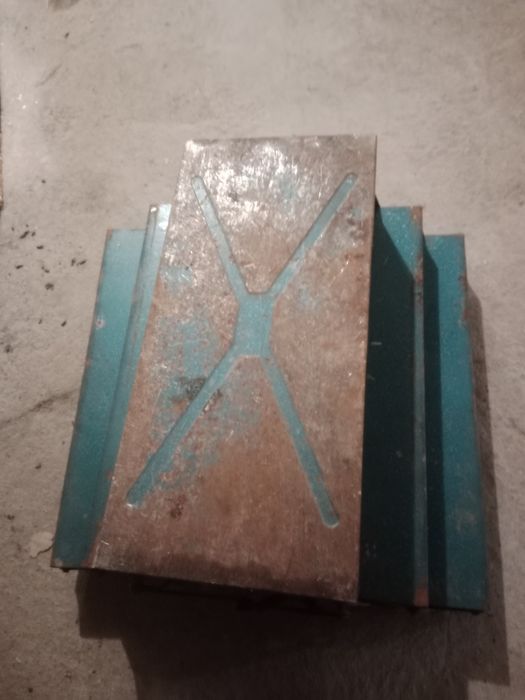Skrzynka metalowa, narzędziowa z czasów PRL.