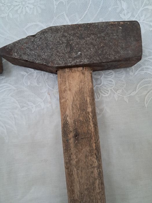 Продам молотки и кирочку каменщика