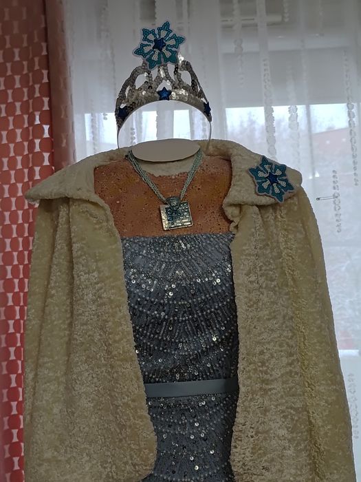 Cudny strój przebranie Pani Zima Królowa Śniegu futerko perełki roz 38