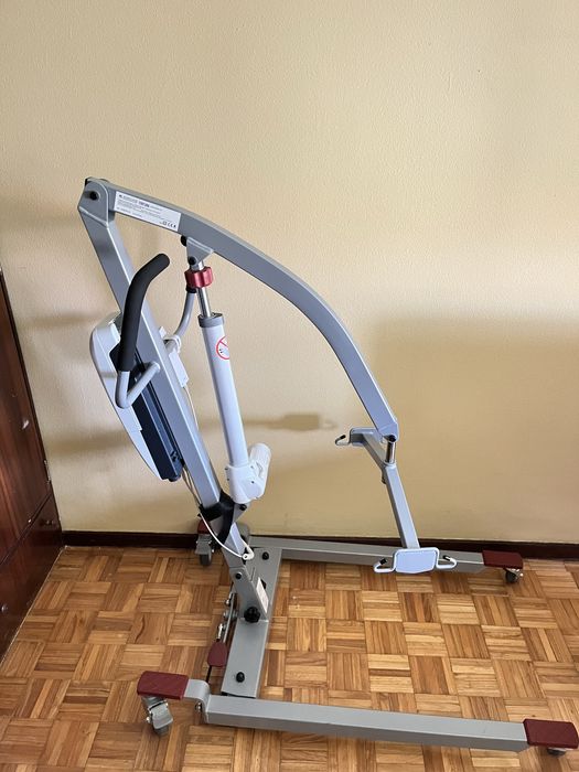 Grua/elevador  para idosos de transferência usada em muito bom estado.