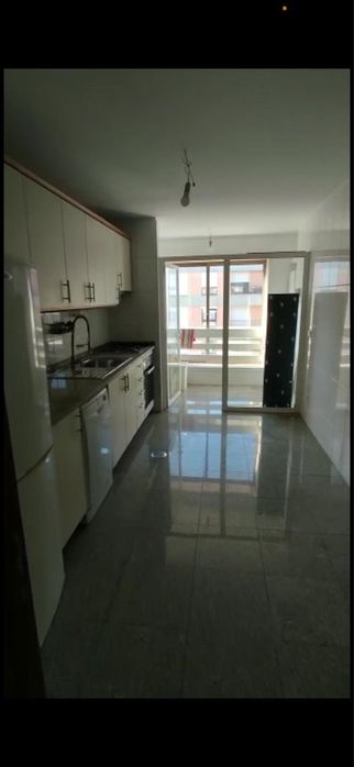 T2 c/ lugar de garagem para arrendar