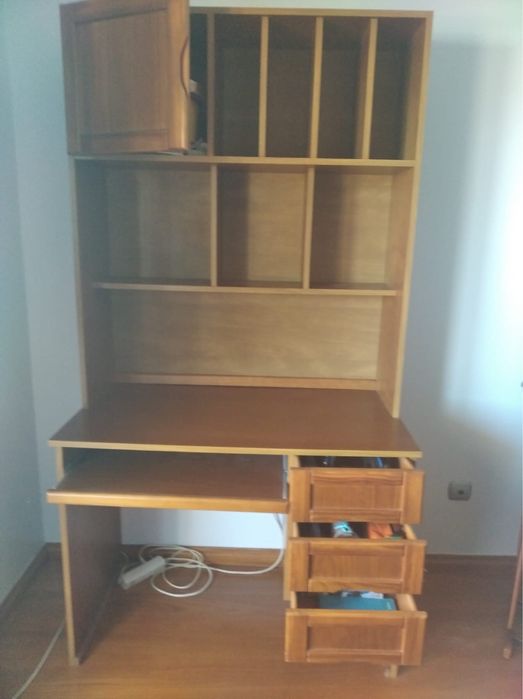 Mobilia de quarto de solteiro - Pinho Mel