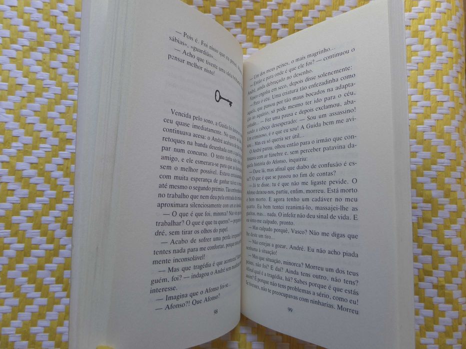 O CLUBE DAS CHAVES 
Toca a 4 mãos M TMaia Gonzalez; MRosário Pedreira