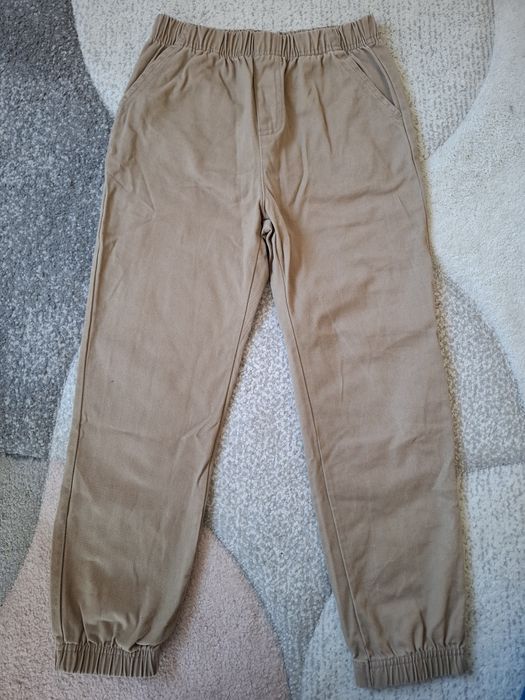 Beżowe eleganckie spodnie 128 chłopięce