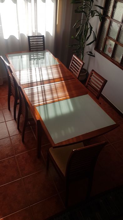 Móvel e mesa com cadeiras