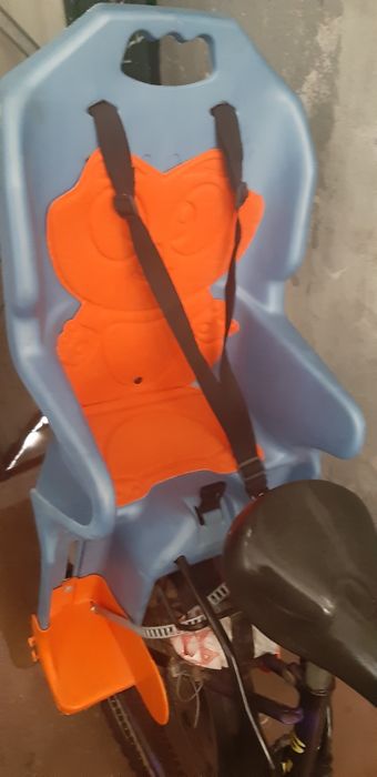 Cadeirinhas para criança que se monta numa bicicleta