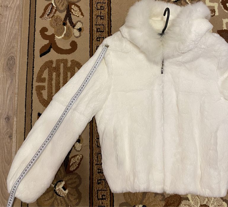 Шубка в білому кольорі
