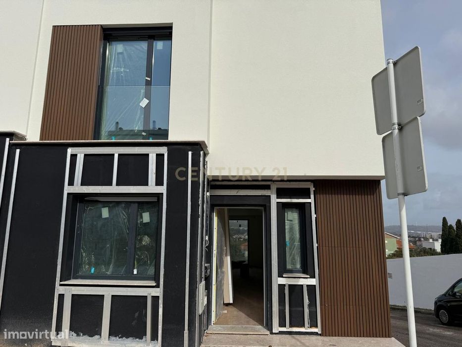 Moradia em Banda T2+1|Garagem|Terraço|Loures