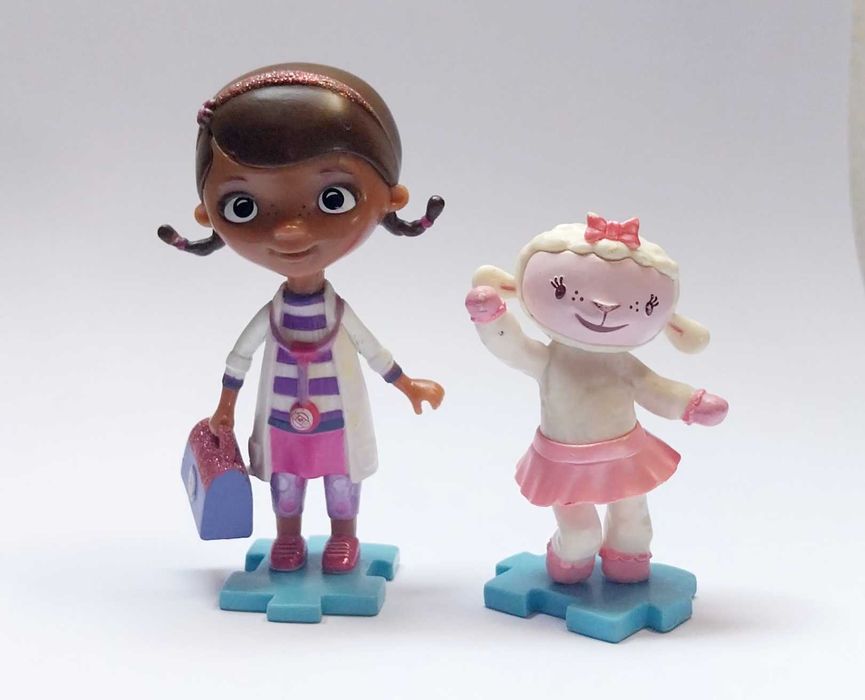 Bonecos Doutora Brinquedos e ovelha Lãzinha
