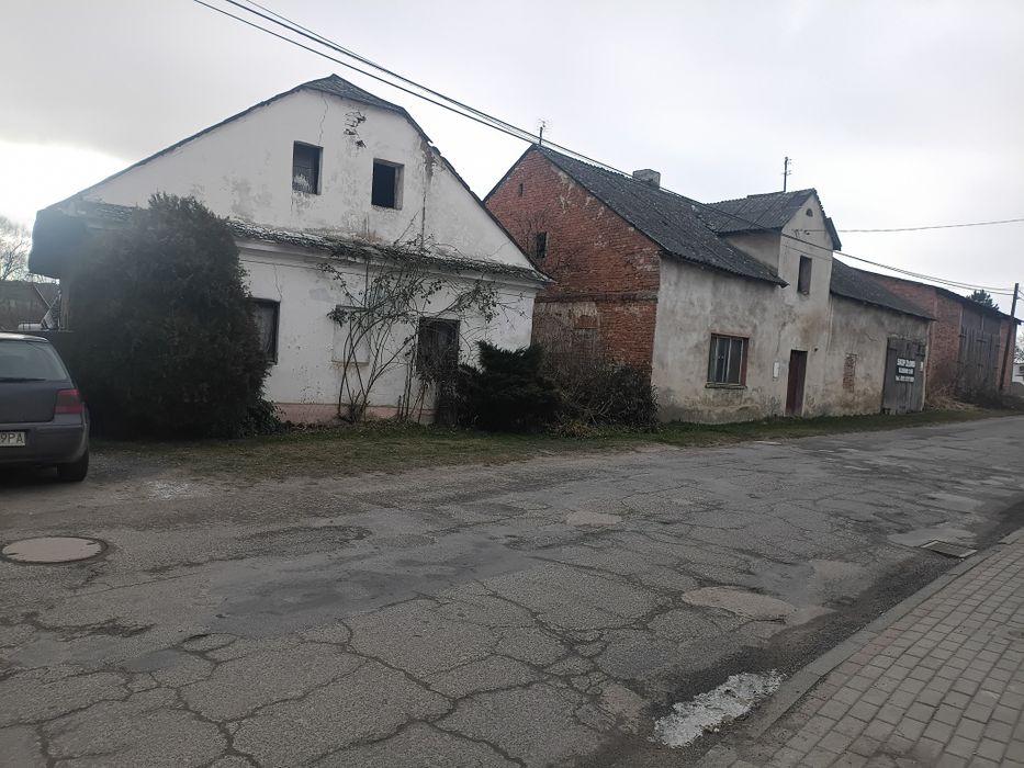 Działka 9 arów z  2 budynkami