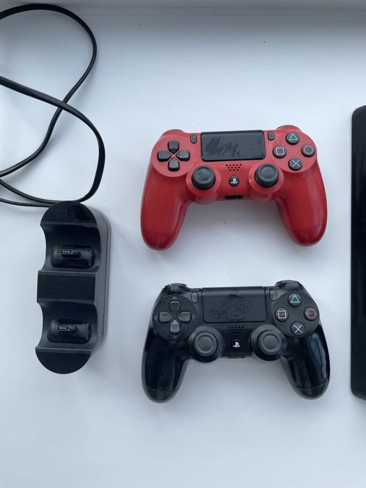 PlayStation 4 Slim 500GB + 2 оригінальні геймпади + зарядна станція
