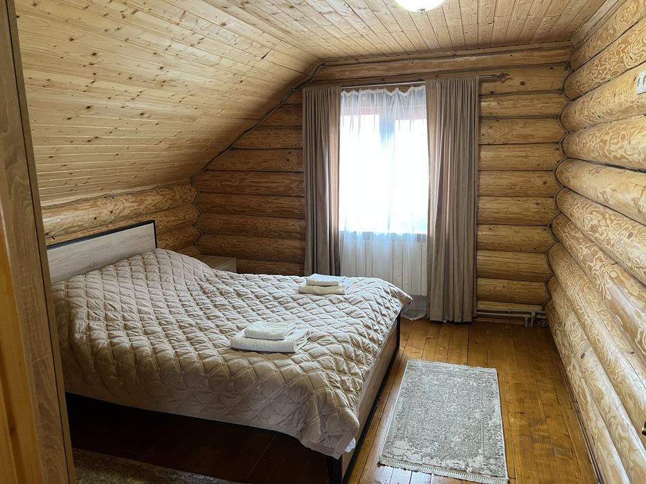 Здають деревʼяні двоповерхові будинки з кухнею