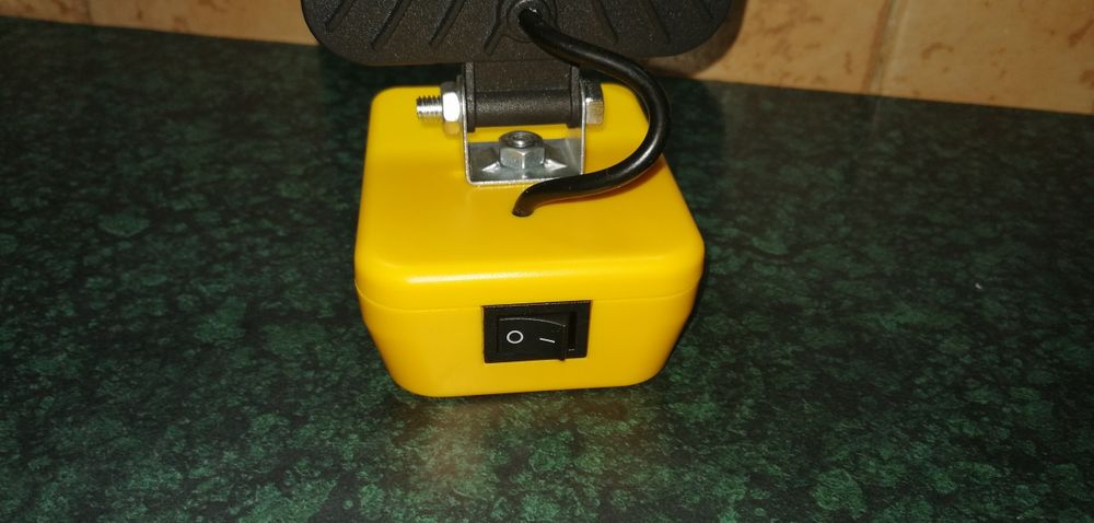 Lampa LED na baterie DEWALT i SZYBKIM ładowaniem na 2 usb