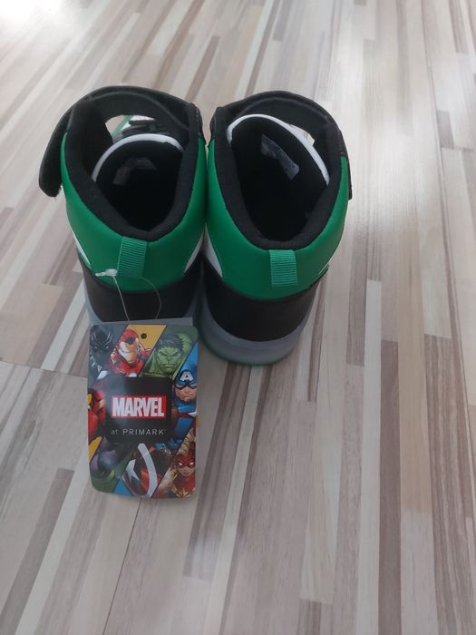 Świecące nowe buty dla chlopca