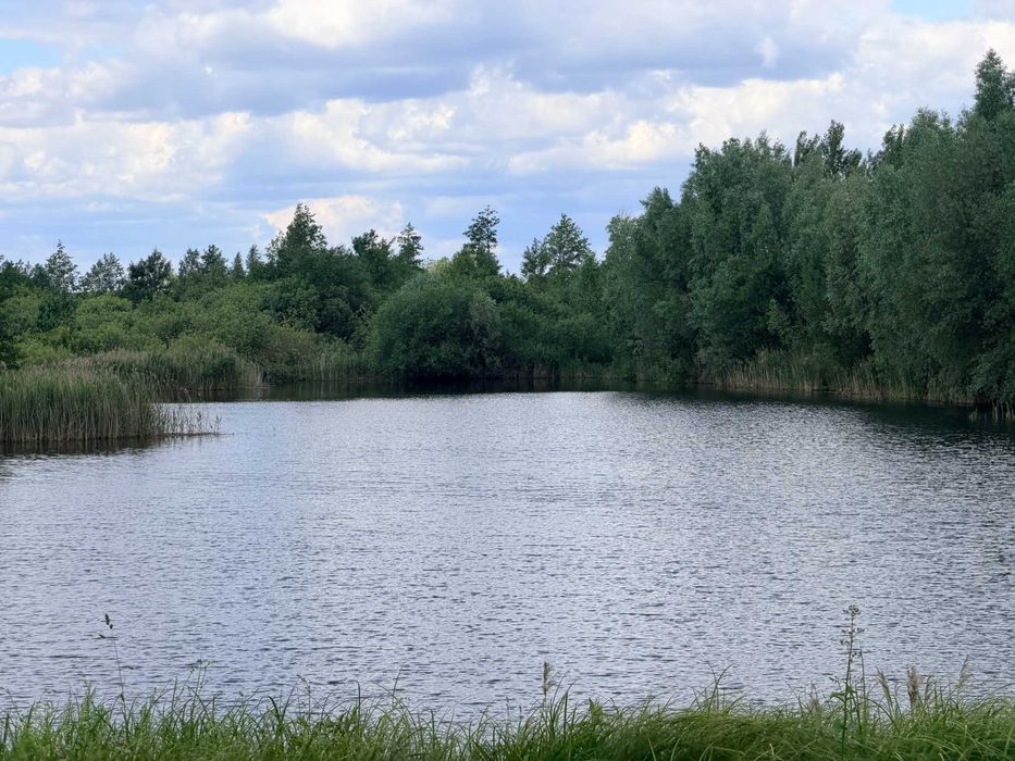 Ділянка земля серед лісу поруч з озером. Закрита територія! 12хв до Ірпеня! Вже можна будуватись