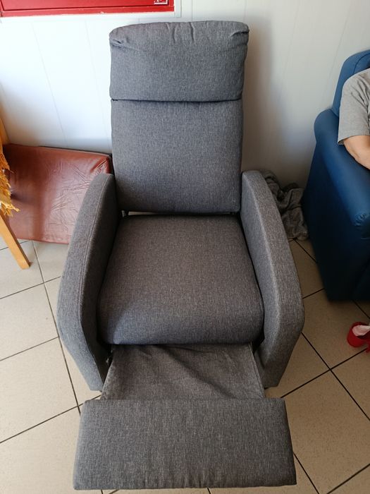 Cadeirão de tecido com apoio de pés