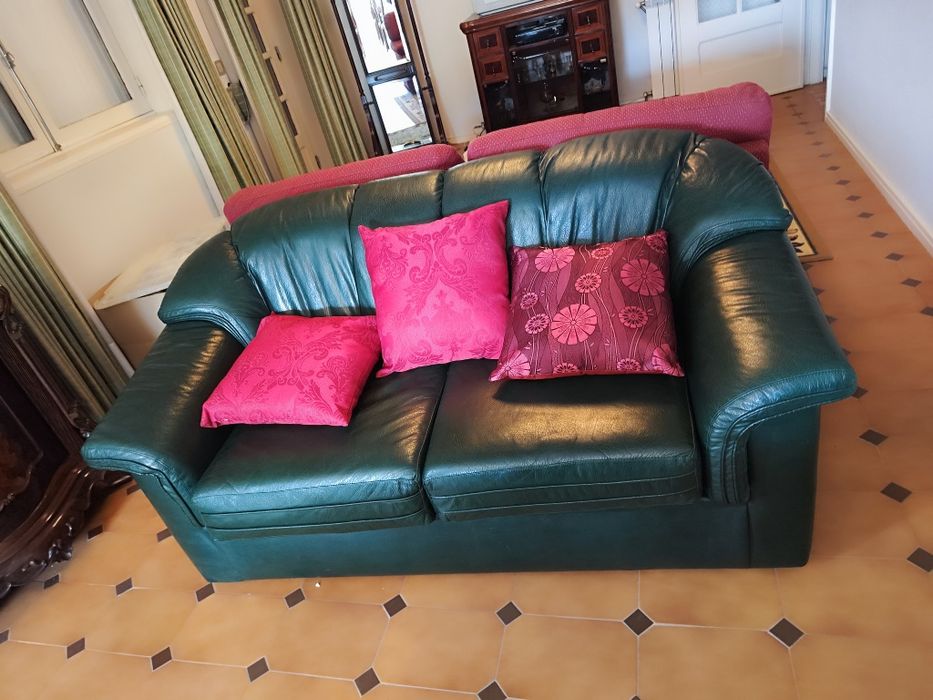 Sofá em pele verde escuro