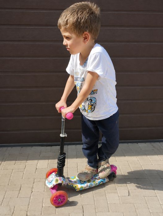 Самокат Best Scooter Maxi з підсвіткою для  3,4,5,6,7 років  в відмінному стані 
Від 3 років до 7 років