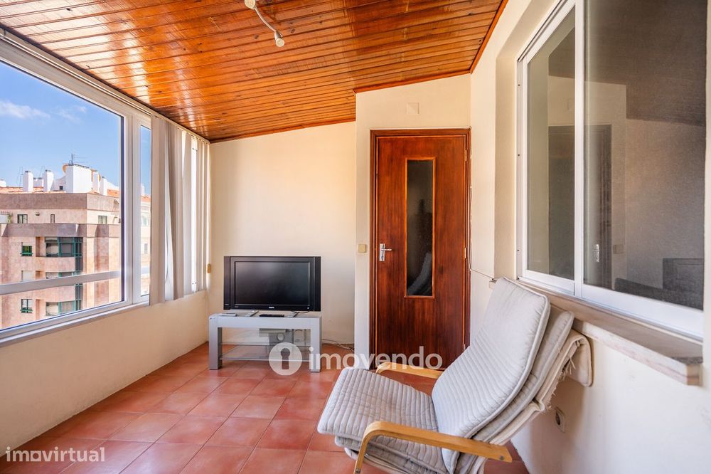 Apartamento T3, com arrecadação e boas áreas, na Estrada da Luz
