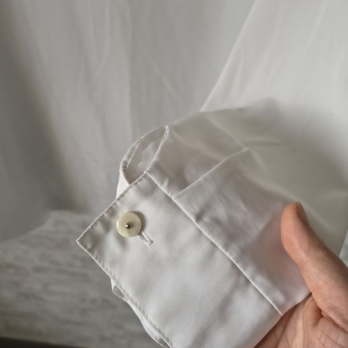 Długa biała koszula oversize