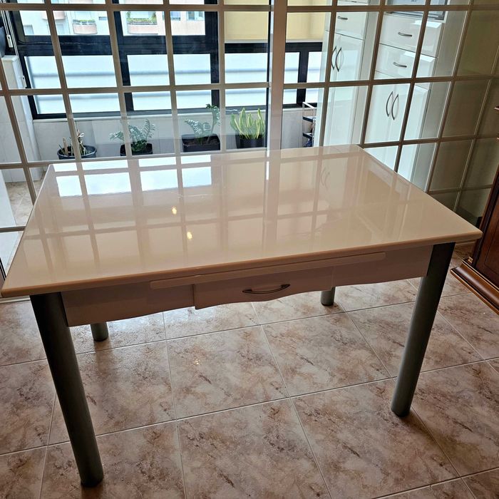 Venda Imperdível: Mesa Extensível Lacada Branca com Pernas Cinza!