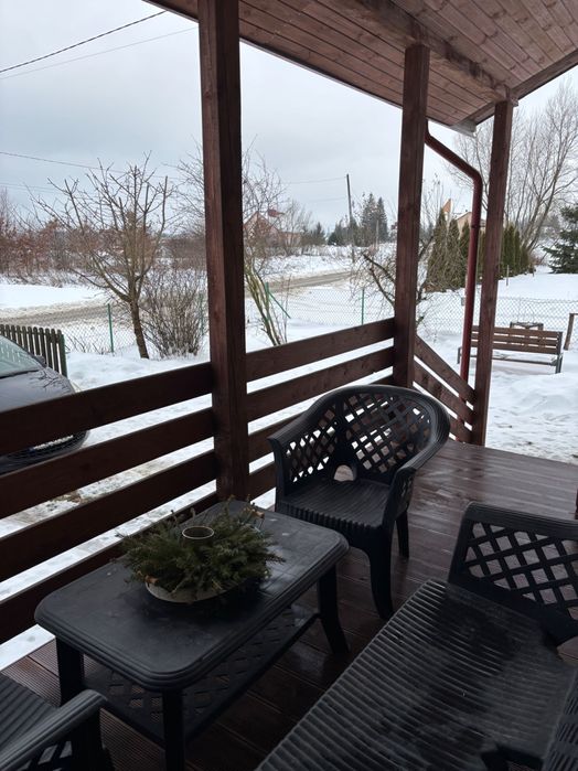 Dom z tarasem, piwnicą oraz budynkiem gospodarczym