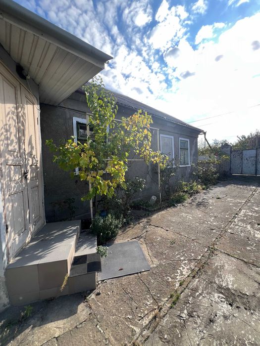 Продаю будинок з гаражем і паркомісцем у дворі Широка Балка