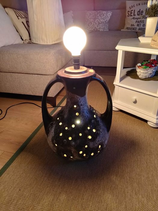 stara  ceramiczna  lampa  podłogowa