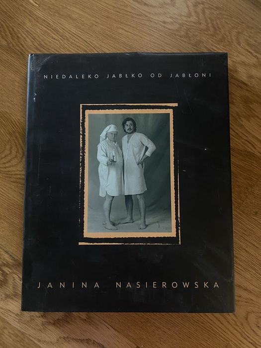 album fotograficzny pt. „Niedaleko jabłko od jabłoni” autorstwa cenionej polskiej fotografki Janiny (Zofii) Nasierowskiej