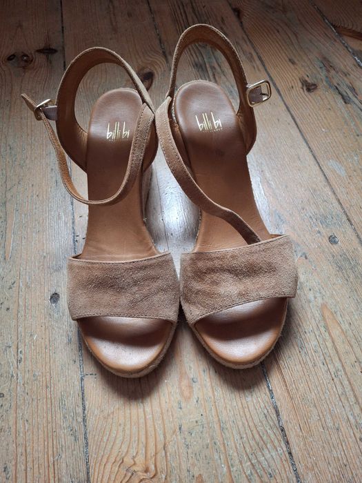 Sandały na koturnie