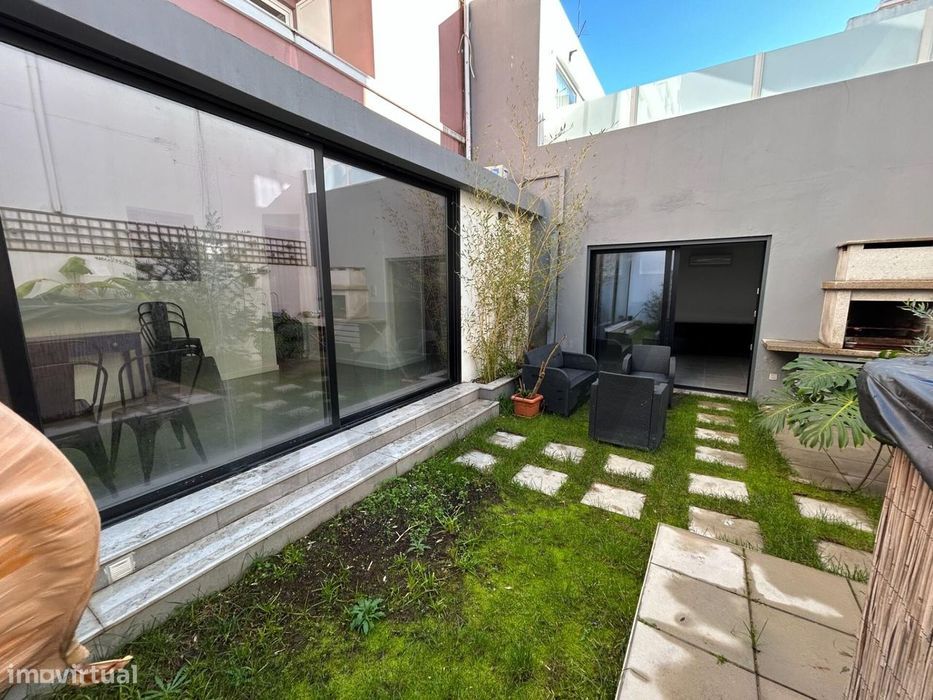 Apartamento T2  no Centro do Barreiro com logradouro e piscina