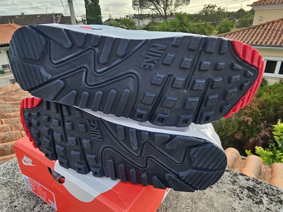 Nike Air Max 90
Branco/Azul/Vermelho -
Tamanho 42 -