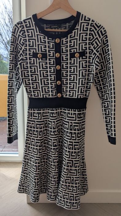 Vestido preto e branco c/botões dourados