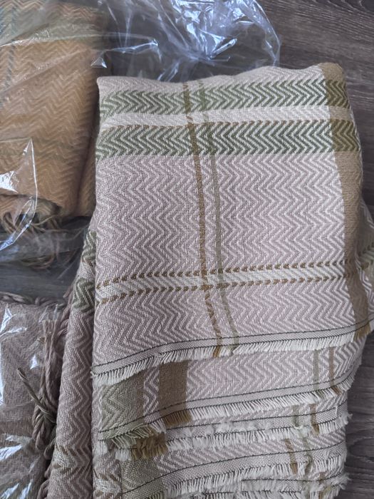 Пледи нові тепли і приємні на дотик