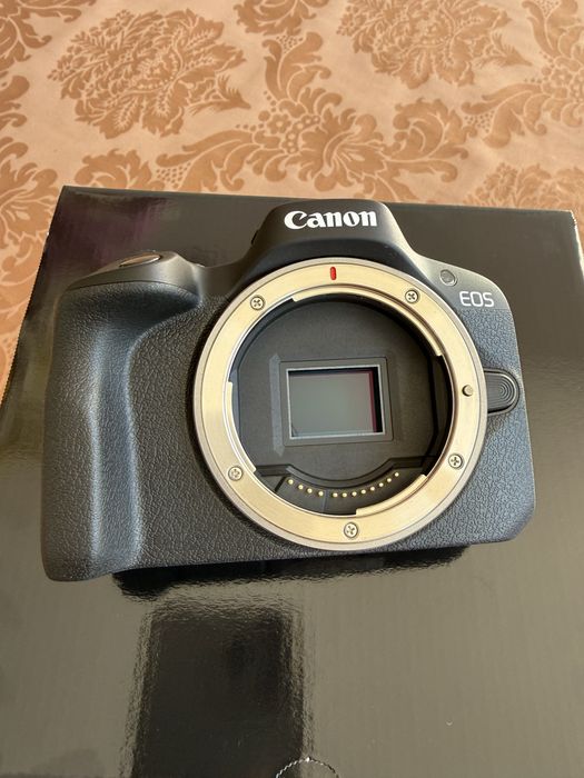 Câmera fotografica Canon R50 (COMO NOVA)