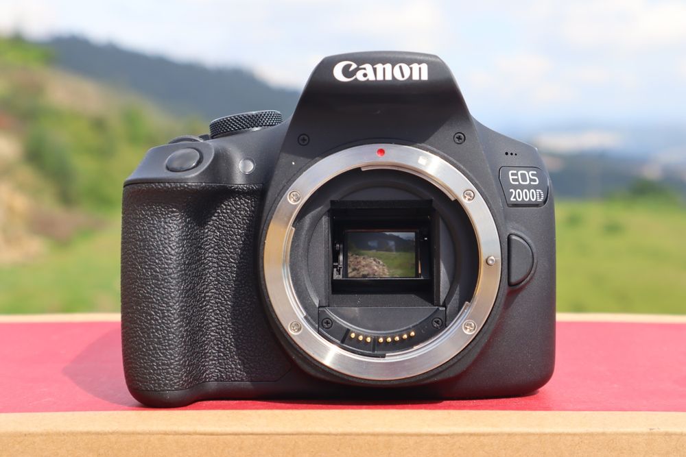 Canon EOS 2000D  + EFS 18-55mm