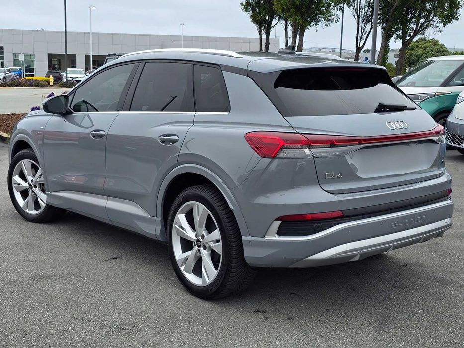Audi Q4 e-tron      2023