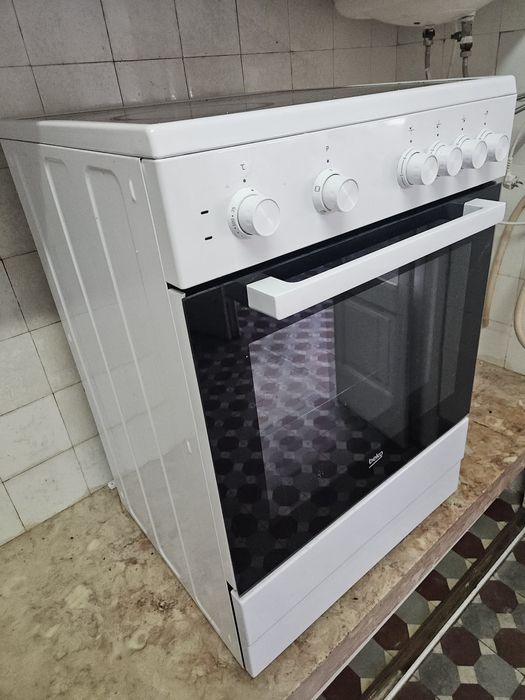 Fogão BEKO elétrico com placa vitroceramica com 4 áreas. Forno nunca usado
