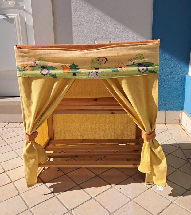 Prateleira de criança