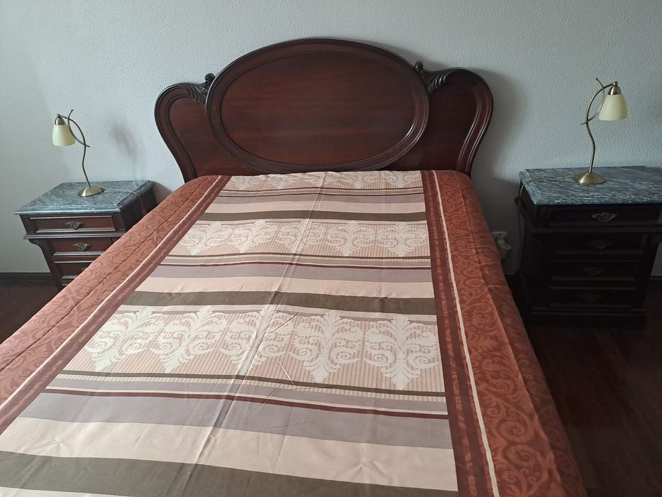 Cama com mesas de cabeceira