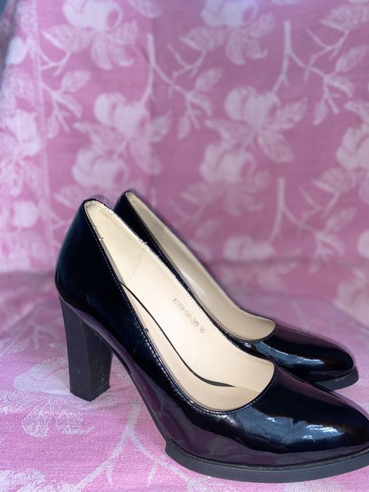 Лакові туфлі в гарному стані