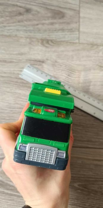 pojazd większe auto z ruchomymi elementami śmieciarka