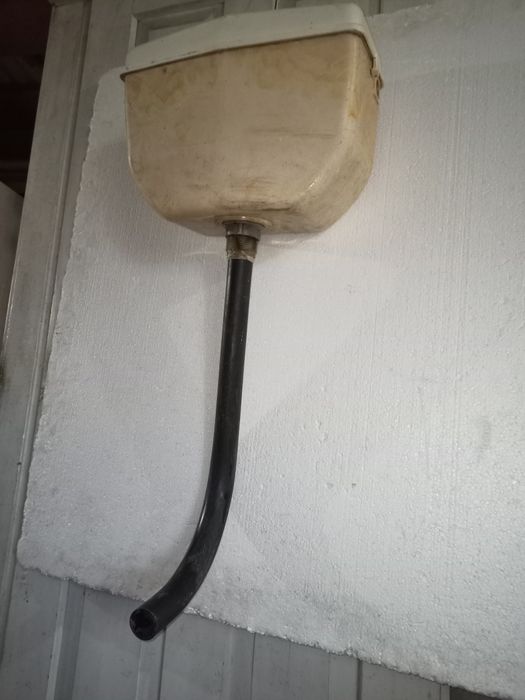 Пластиковий бачок для унітазу настінний