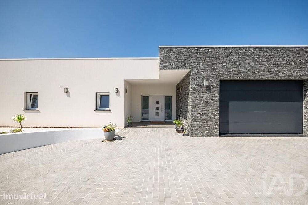 Moradia térrea T3 em Miranda do Corvo de 334 m2