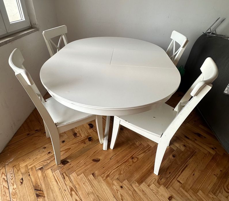 Conjunto de mesa e 4 cadeiras de madeira478456540793425920