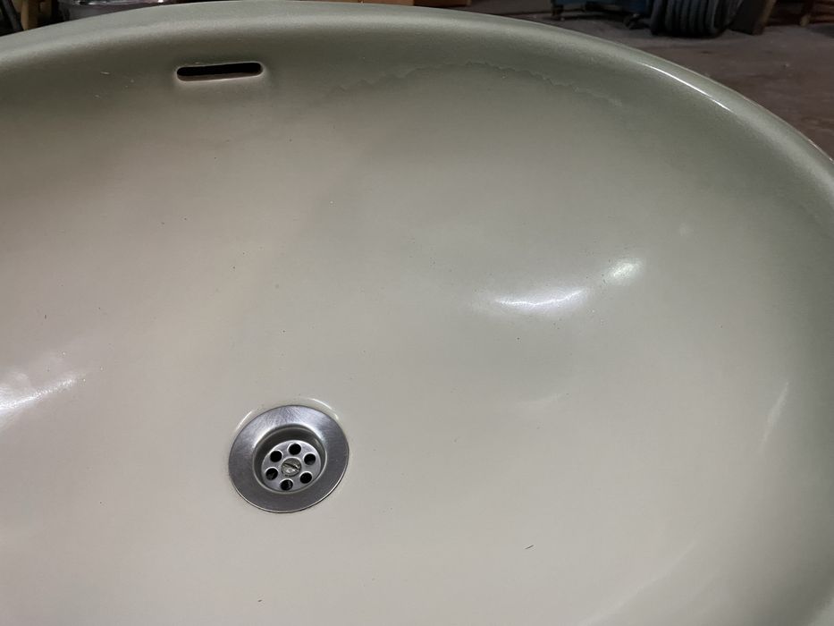 Par de pias antigas, lavatórios de rosto