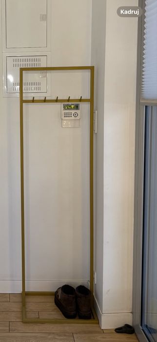 Wieszak na ubrania złoty