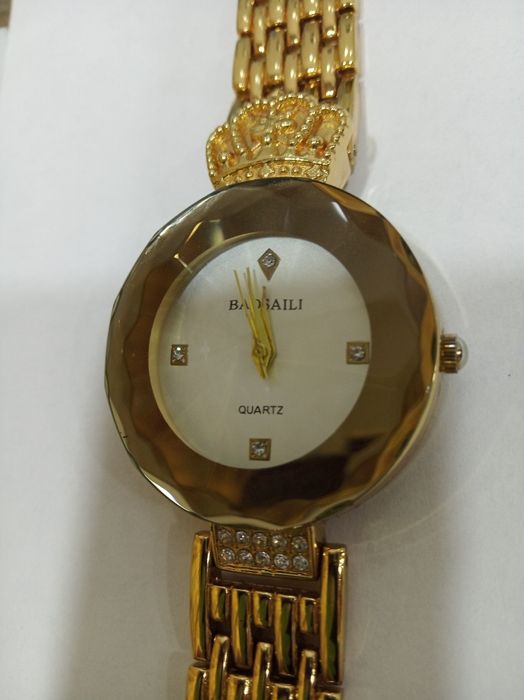 часы наручные женские с камушками Сваровски